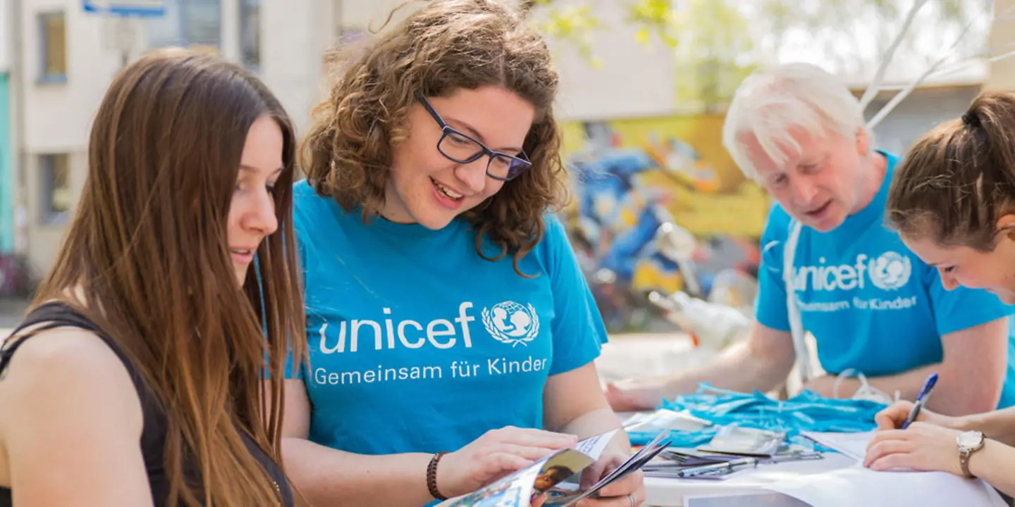 UNICEF-Mitarbeitende bei einer Aktion für die Kampagne Letzte Chance für eine Kindheit UNICEF-Mitarbeitende bei einer Aktion für die Kampagne Letzte Chance für eine Kindheit |© UNICEF/Lämmler